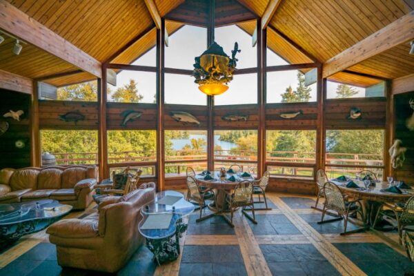 Lodge great room with vaulted windows overlooking the lake